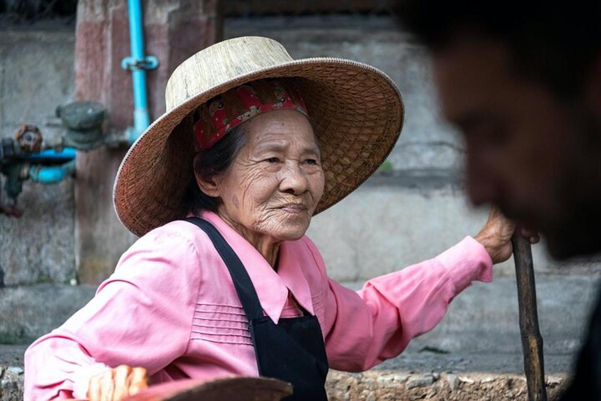 một phụ nữ lớn tuổi đội mũ rơm