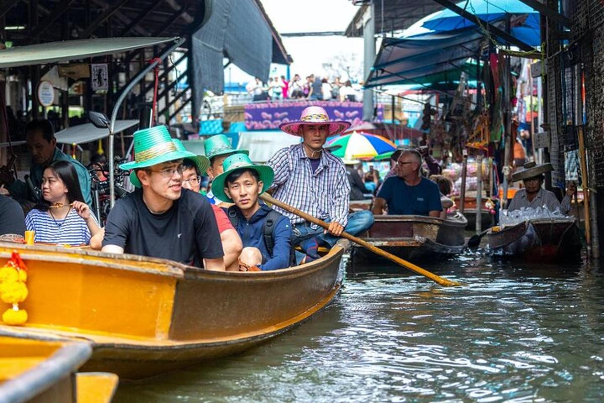 Un grupo de personas viajando en botes en el agua