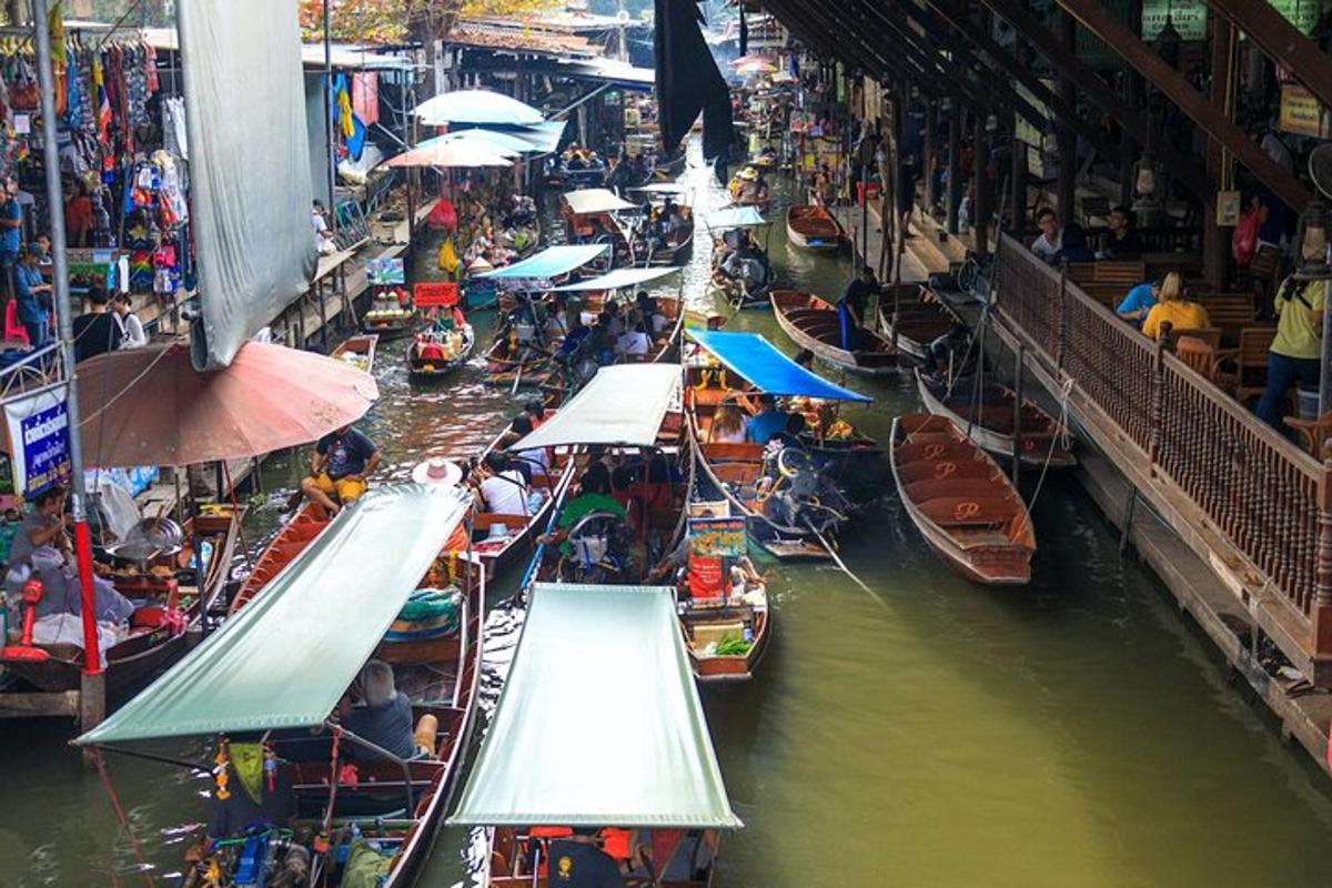một nhóm thuyền trên sông có người trên đó