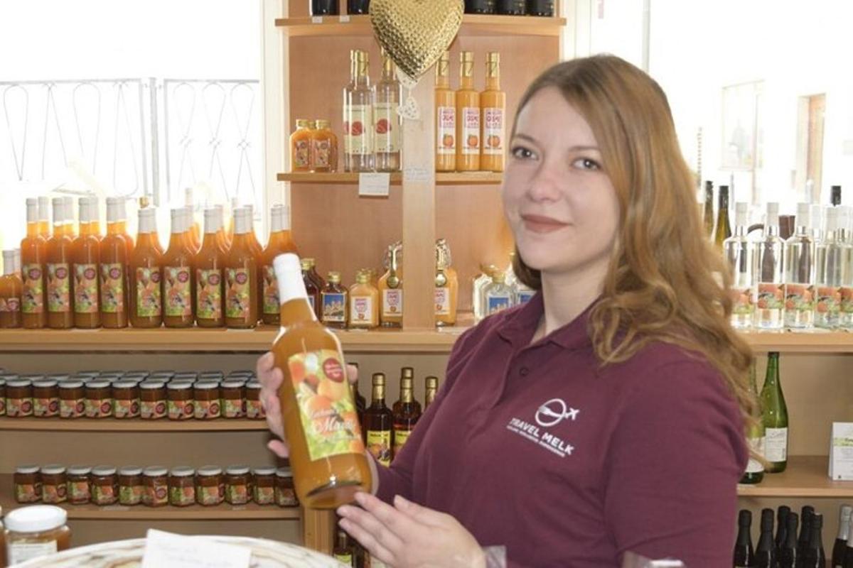een vrouw die een fles wijn vasthoudt in een winkel