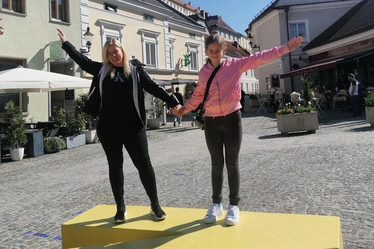 Dvě ženy stojí na žlutém surfu