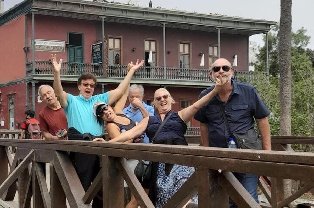 un gruppo di persone in piedi su un ponte