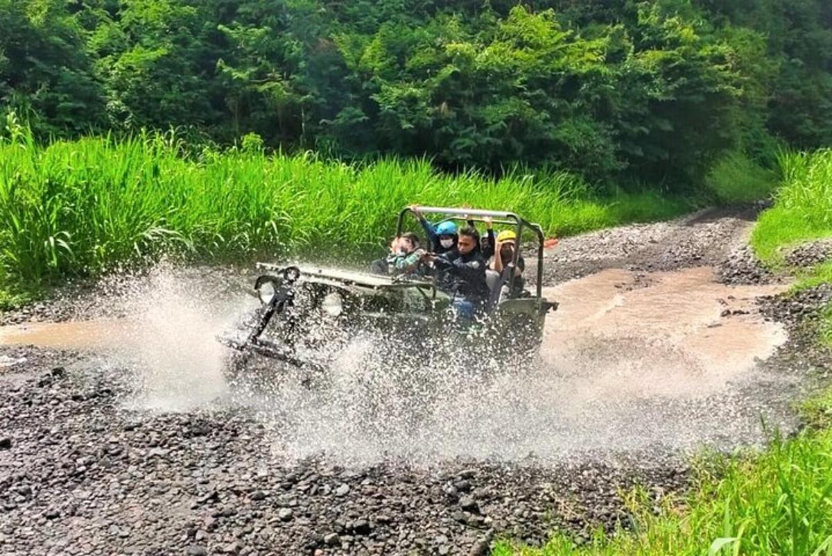 un gruppo di persone che viaggiano in jeep su una strada sterrata