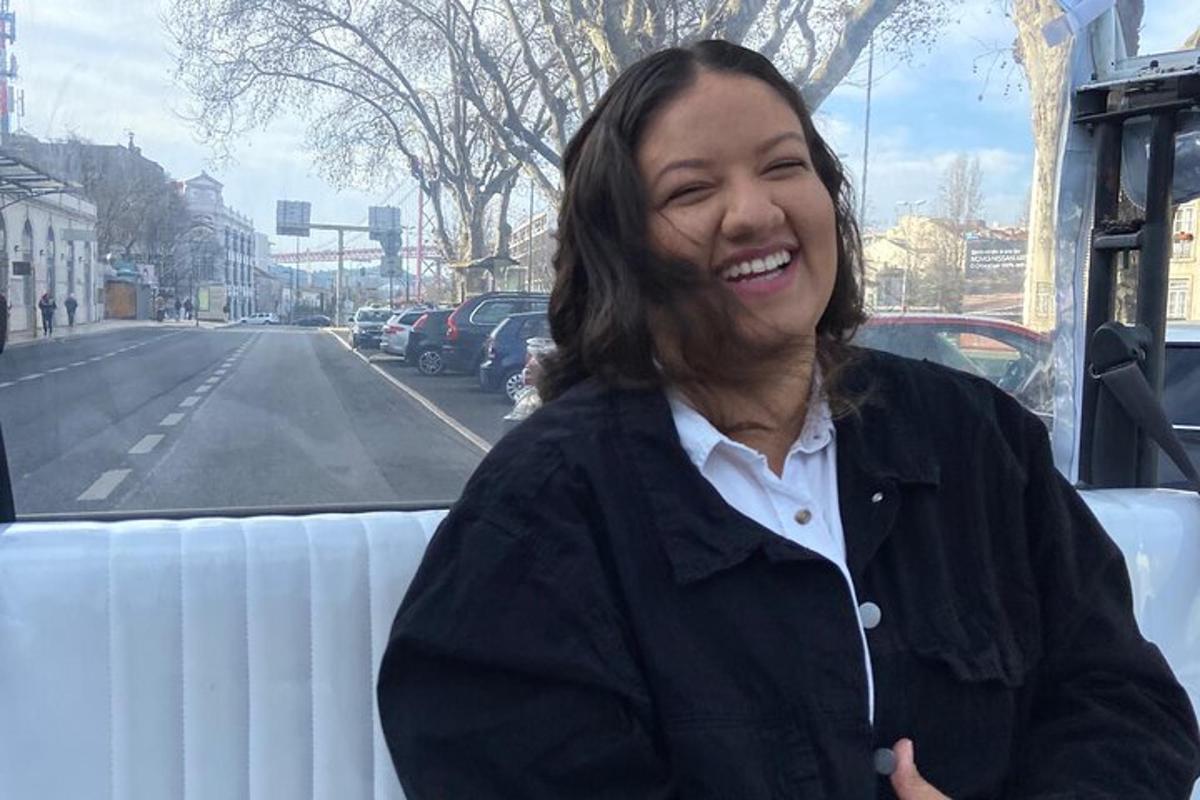 žena sedící v zadní části autobusu