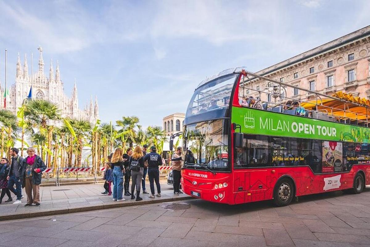 punane kahekordne buss pargitud hoone ette