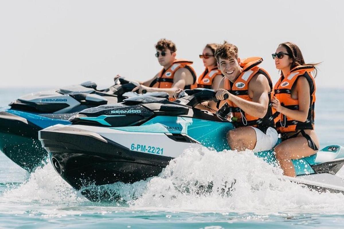 un grup de persones que viatgen en una moto aquàtica a l'aigua