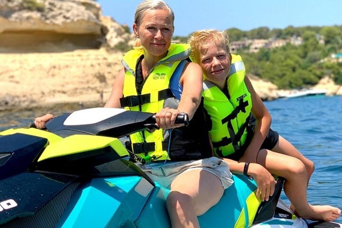 dues persones amb armilles salvavides en una moto aquàtica a l'aigua