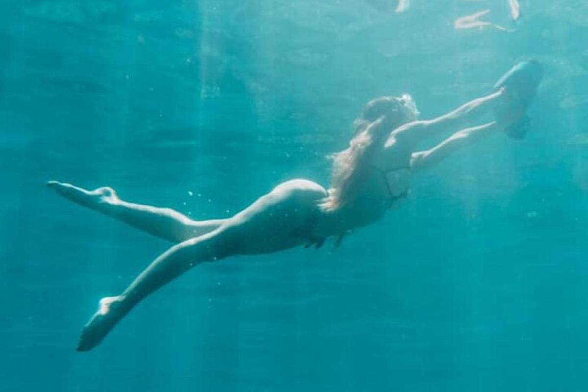 una sirena nedant sota l'aigua