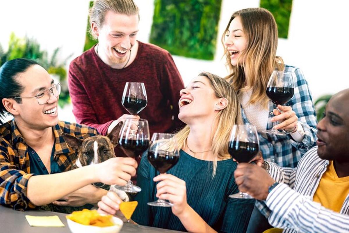 un grup de persones sostenint copes de vi