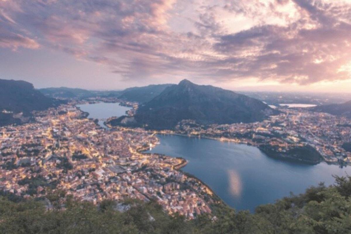 una vista aérea de una ciudad y un cuerpo de agua
