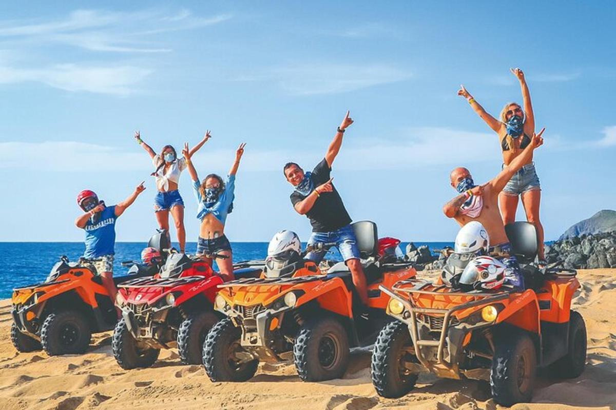 un gruppo di persone su quad sulla spiaggia