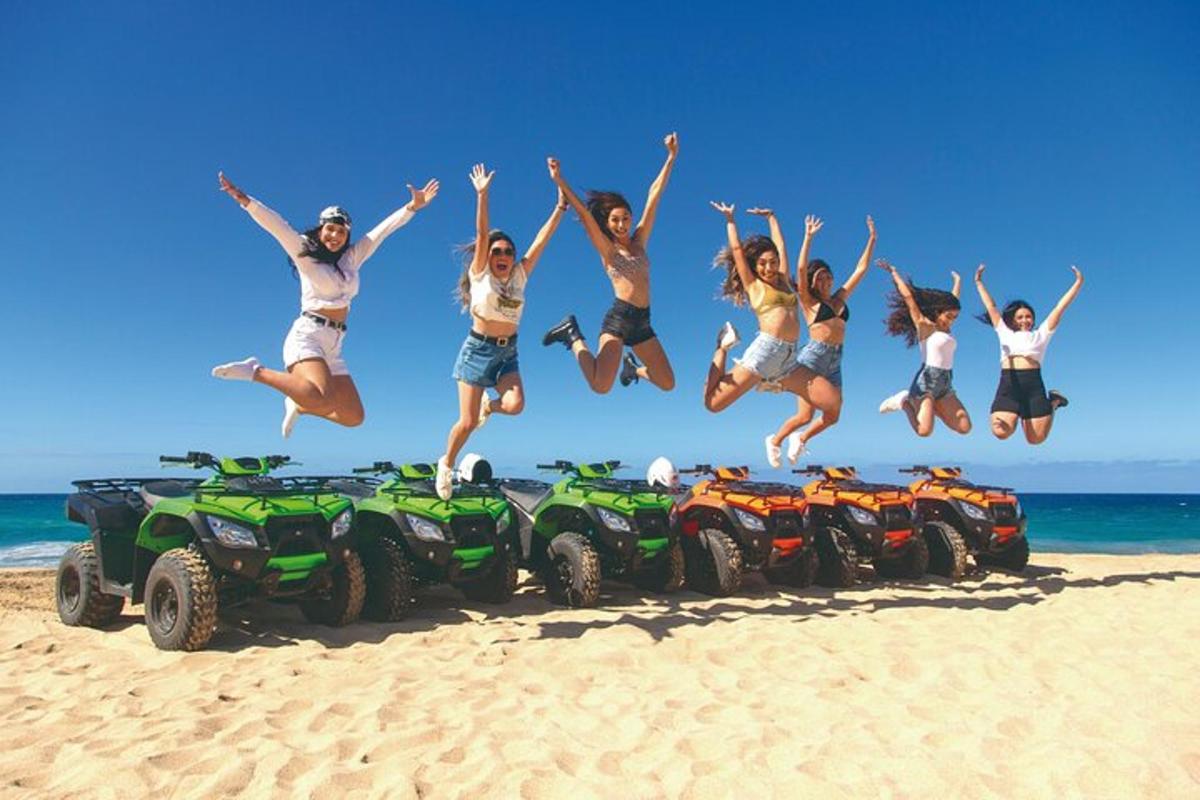 un gruppo di donne che saltano in aria sulla spiaggia