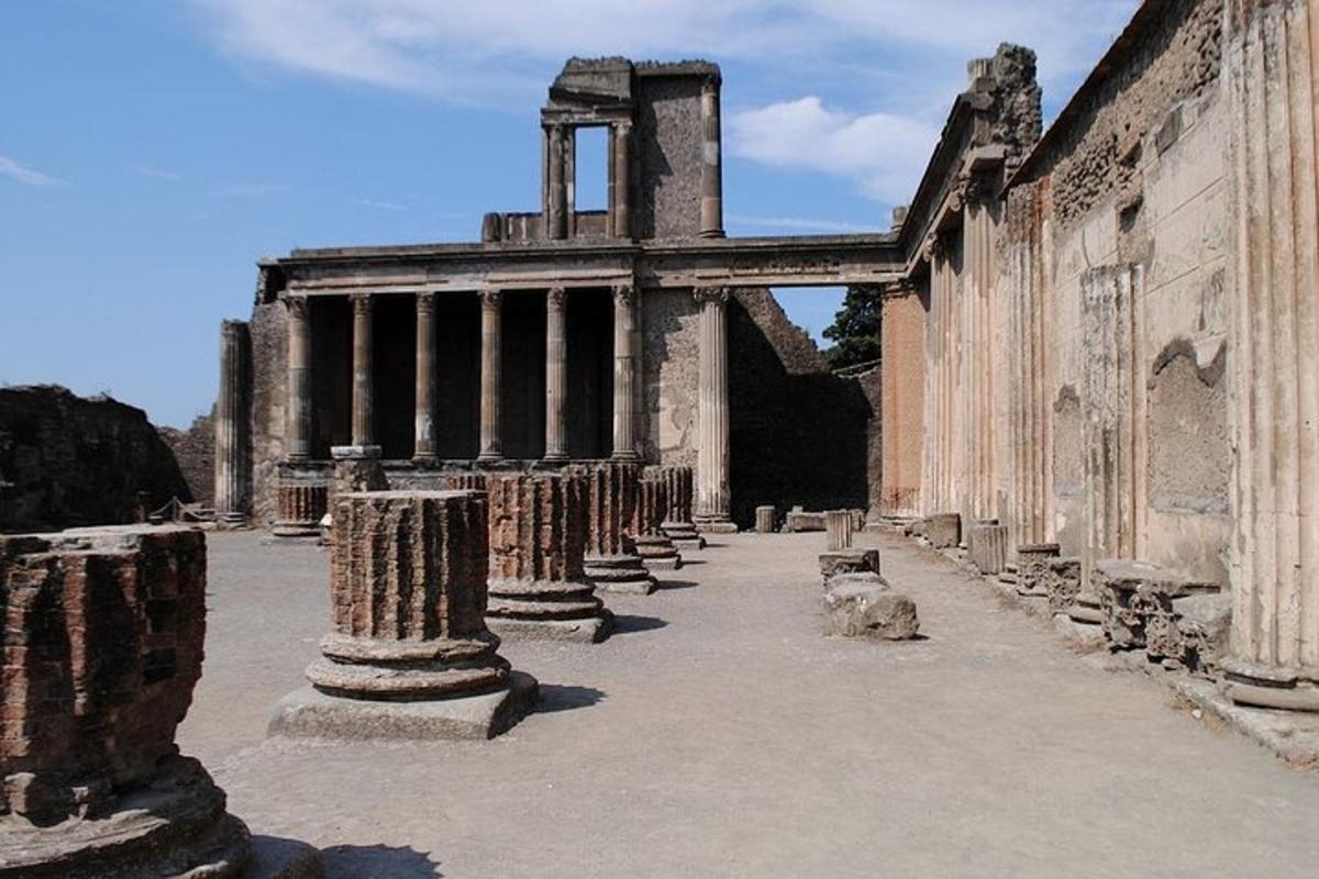 um edifício antigo com colunas em um pátio
