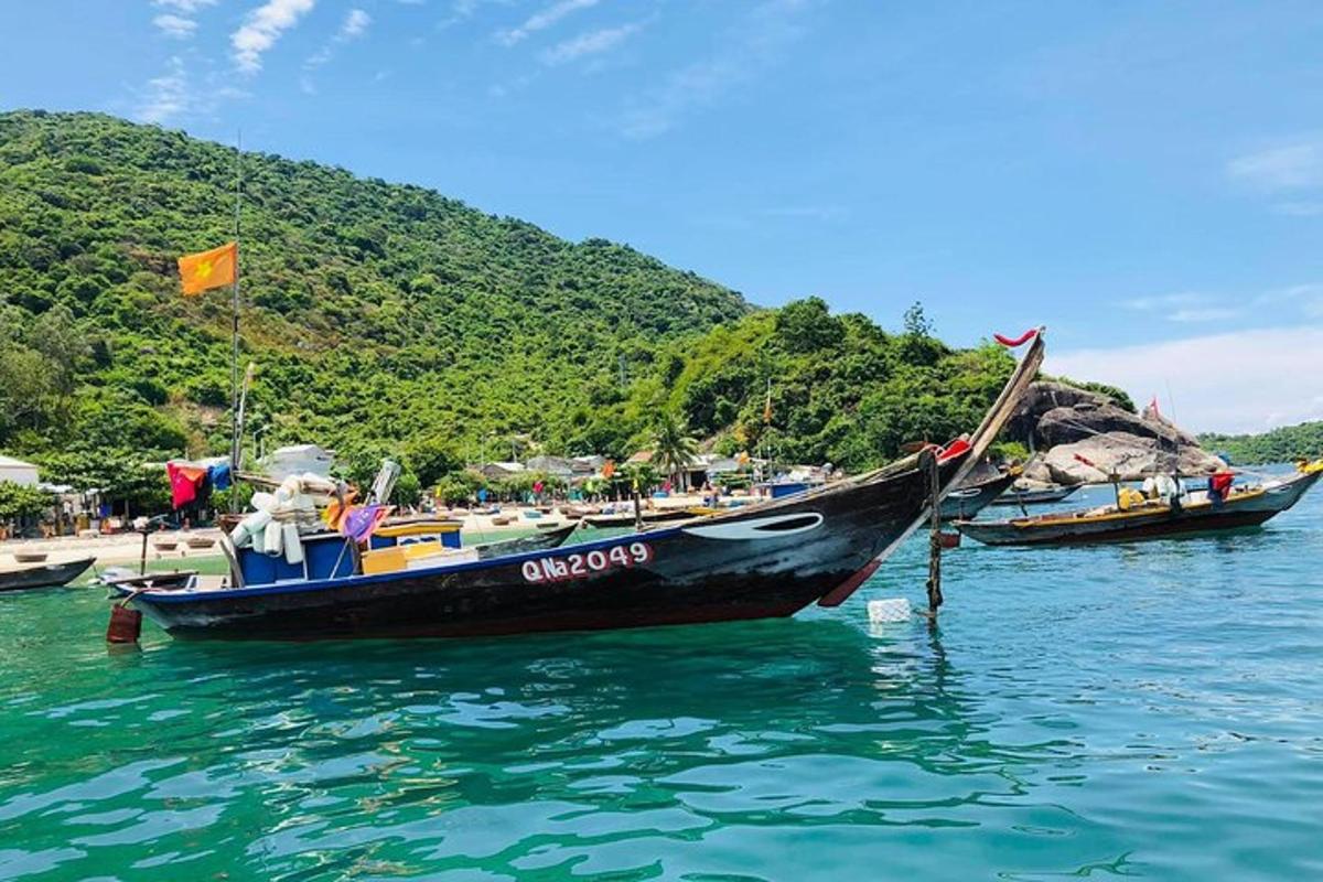 čoln, ki stoji v vodi ob plaži
