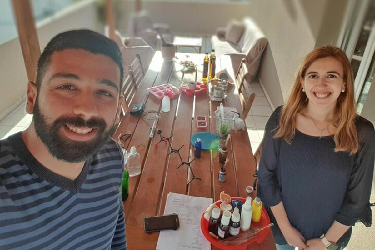 muž a žena stojící před stolem
