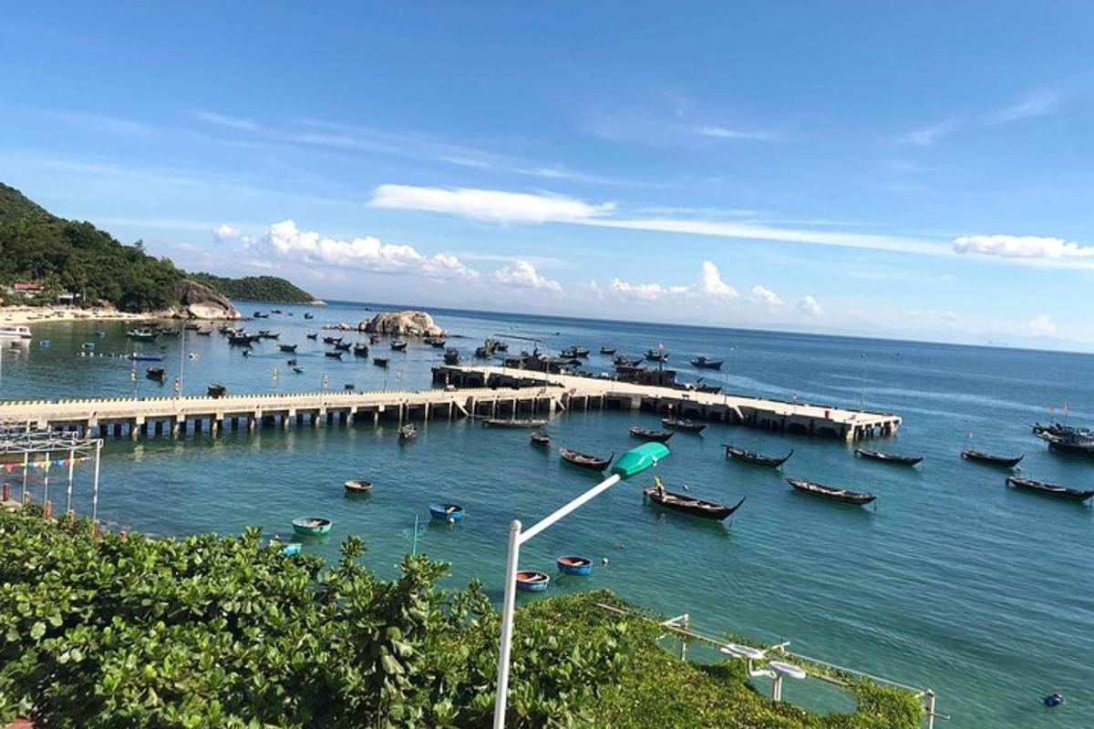 một bến tàu có thuyền trong một vùng nước