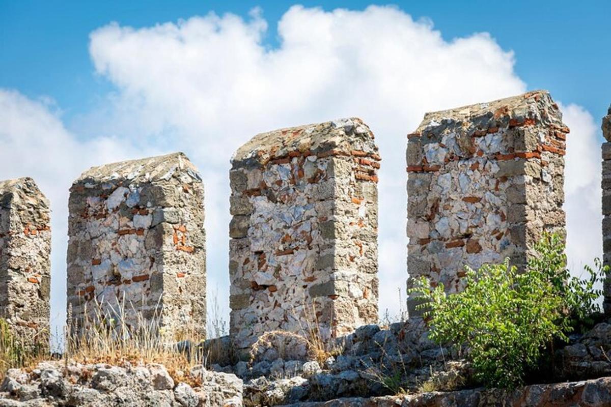 un gruppo di colonne di pietra in cima a una collina
