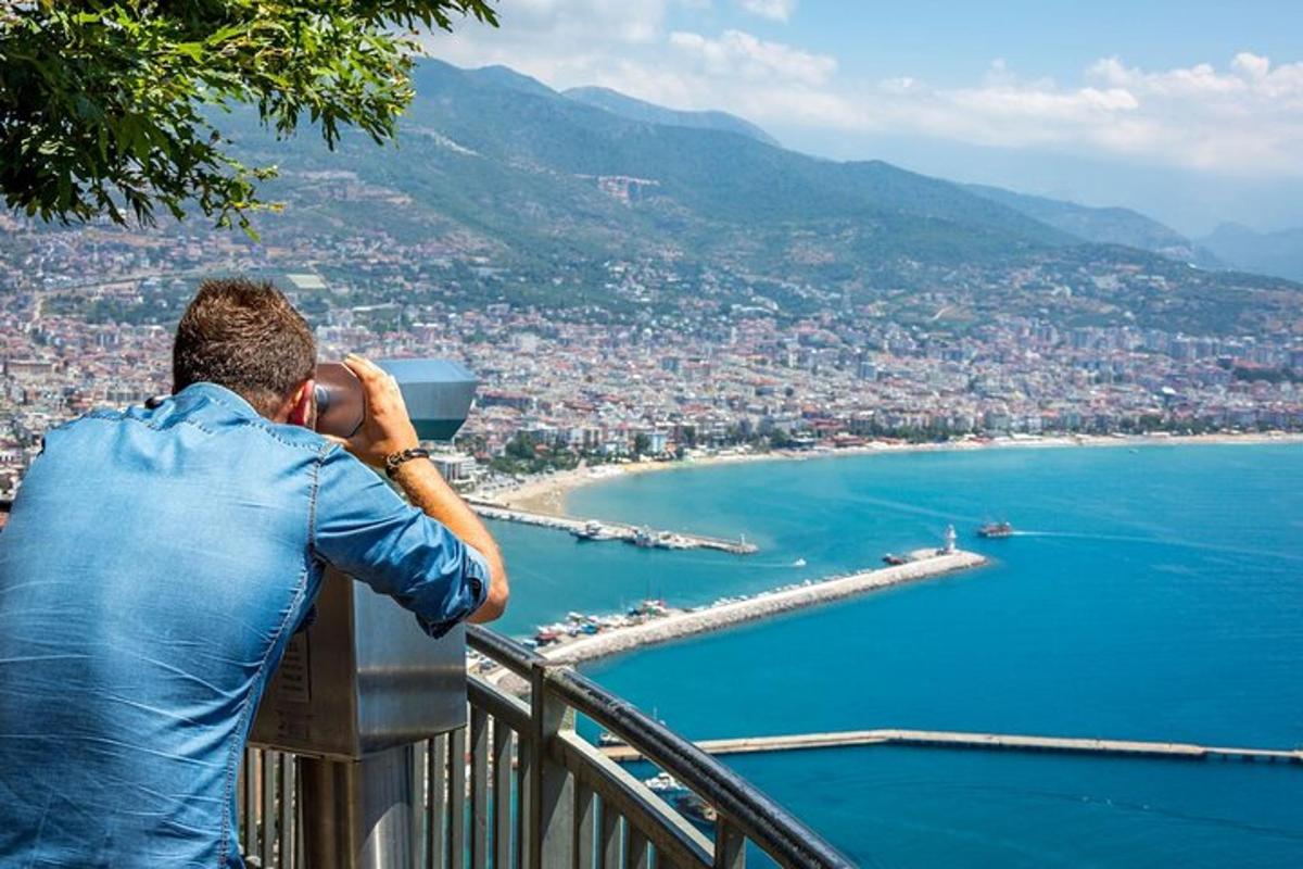un uomo che parla al cellulare guardando l'oceano