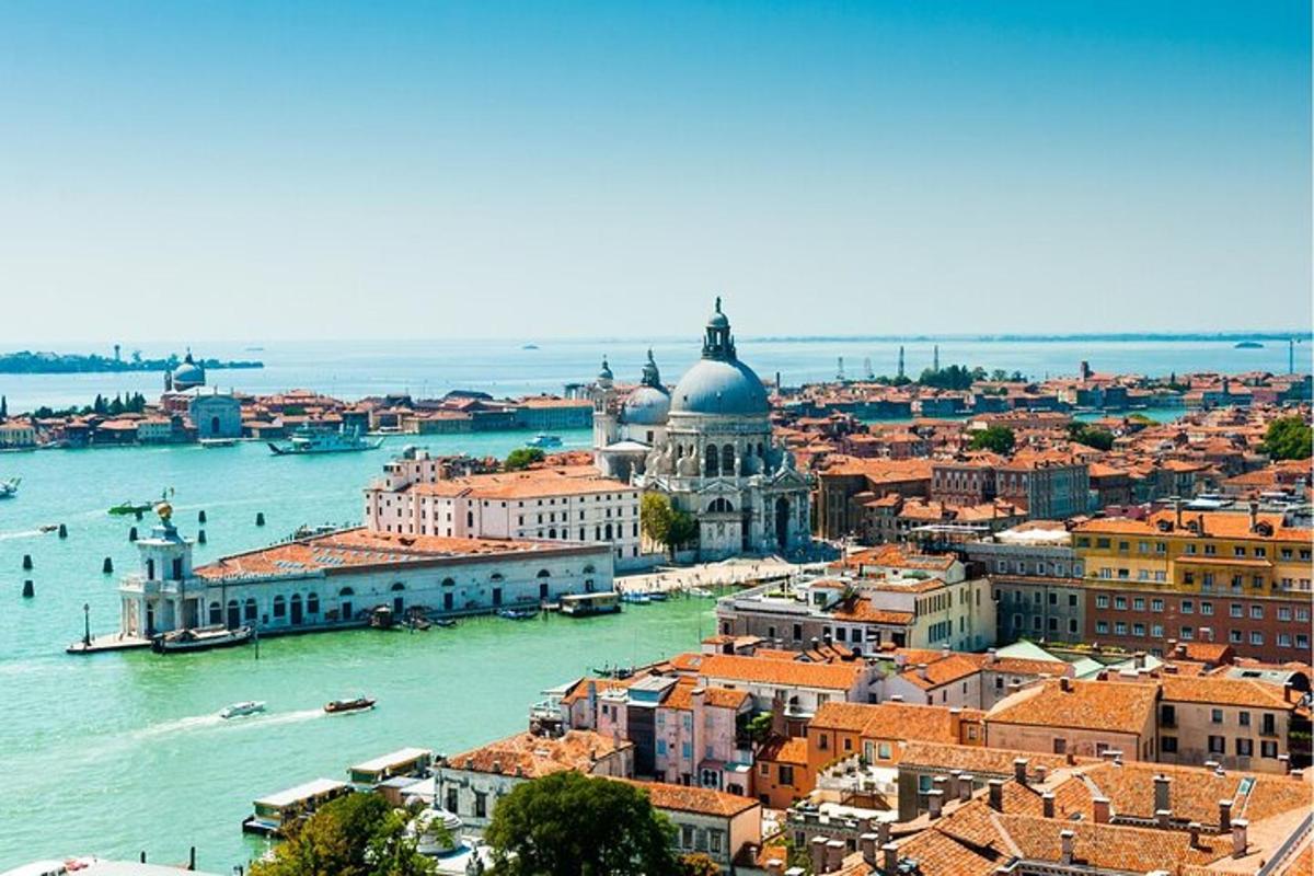 una vista di una città con un fiume e degli edifici