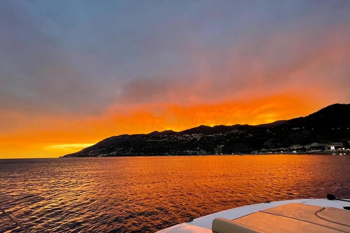 una vista di un tramonto da una barca in acqua