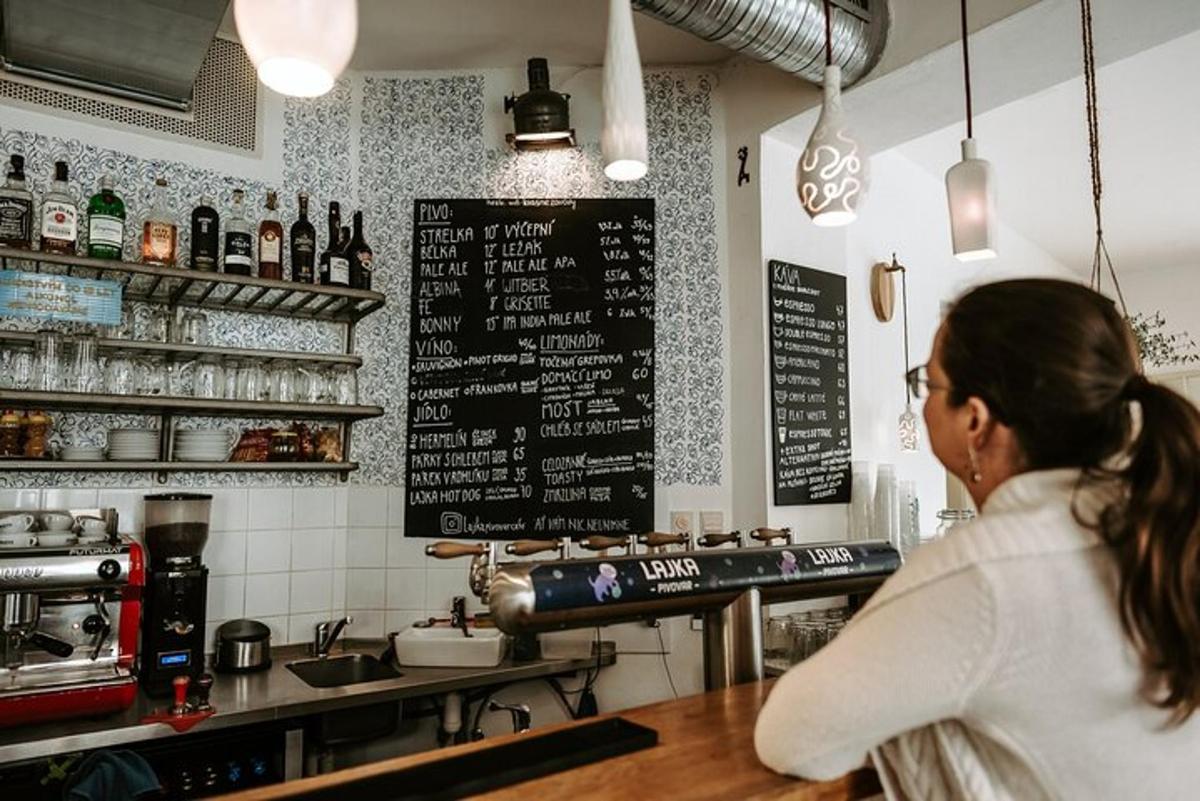 una donna in piedi al bancone di una caffetteria