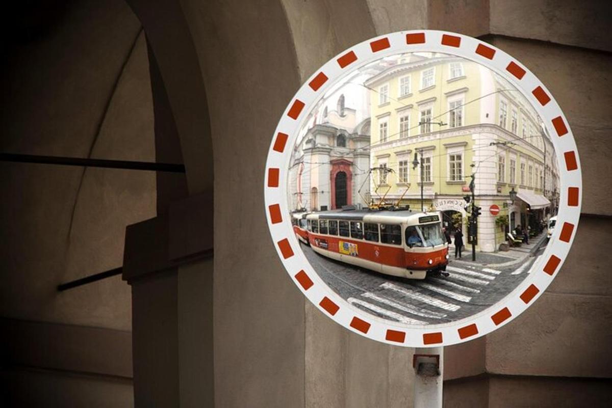 spegilmynd af strætó á götu