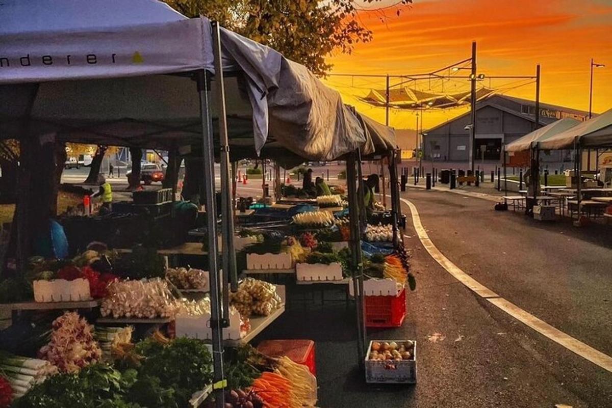 farmářský trh s ovocem a zeleninou na ulici