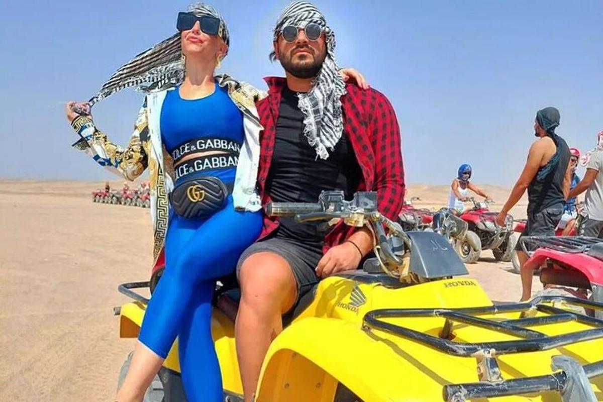 Egy férfi és egy nő ül egy motoron a sivatagban