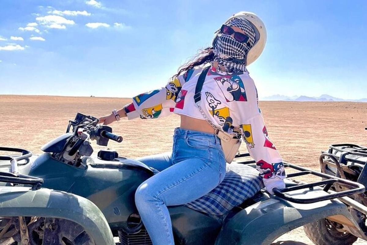 egy nő ül egy motoron a sivatagban