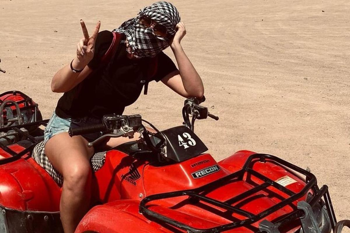 uma pessoa fazendo um sinal de paz enquanto está sentada em uma motocicleta