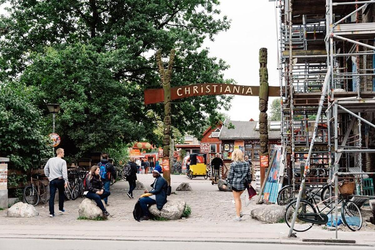 un gruppo di persone che camminano lungo una strada