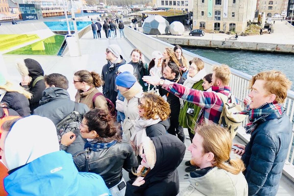 skupina lidí stojící na mostě