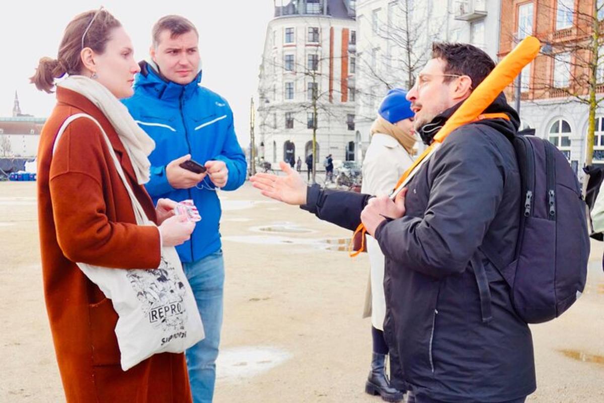 muž mluvící se skupinou lidí na ulici