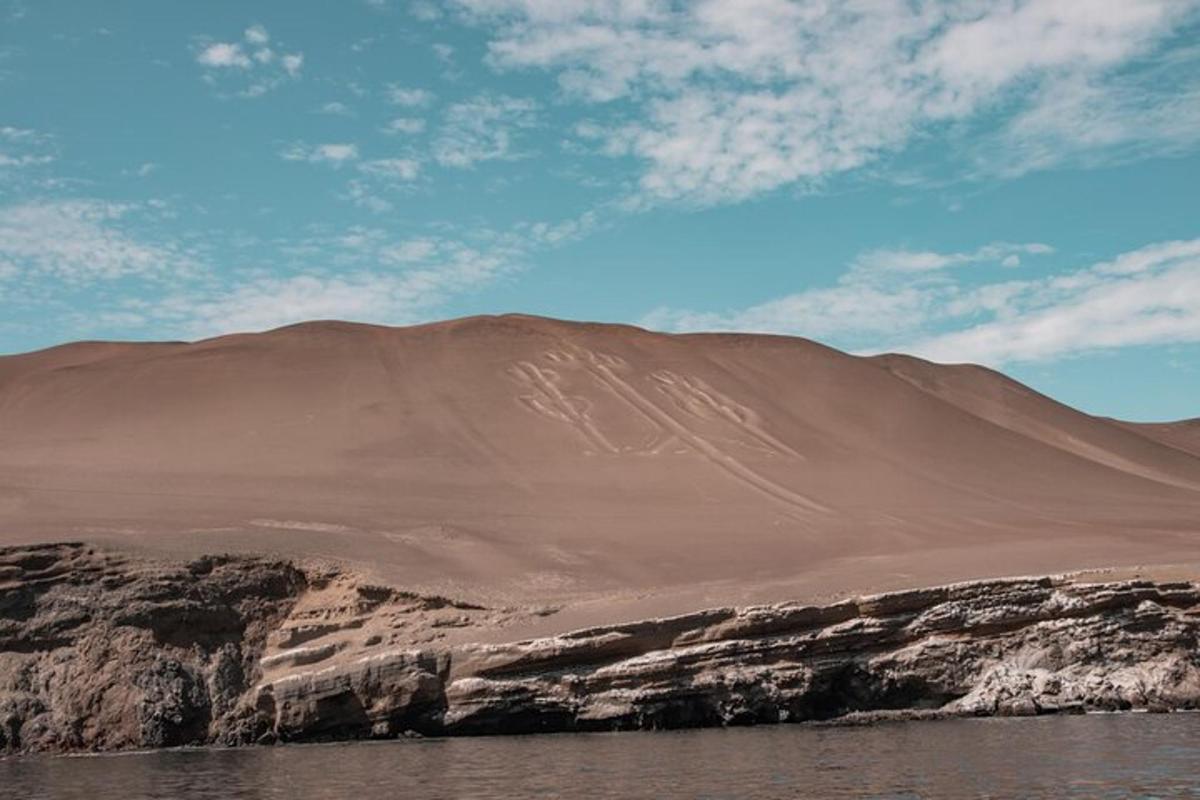 una montagna in mezzo a uno specchio d'acqua
