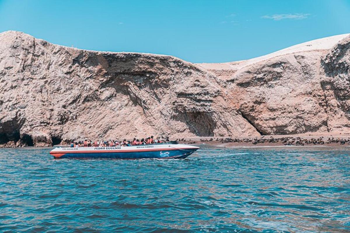un gruppo di persone su una barca in acqua