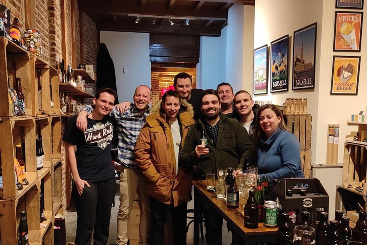 un grup de persones posant per a una foto en una botiga de vins