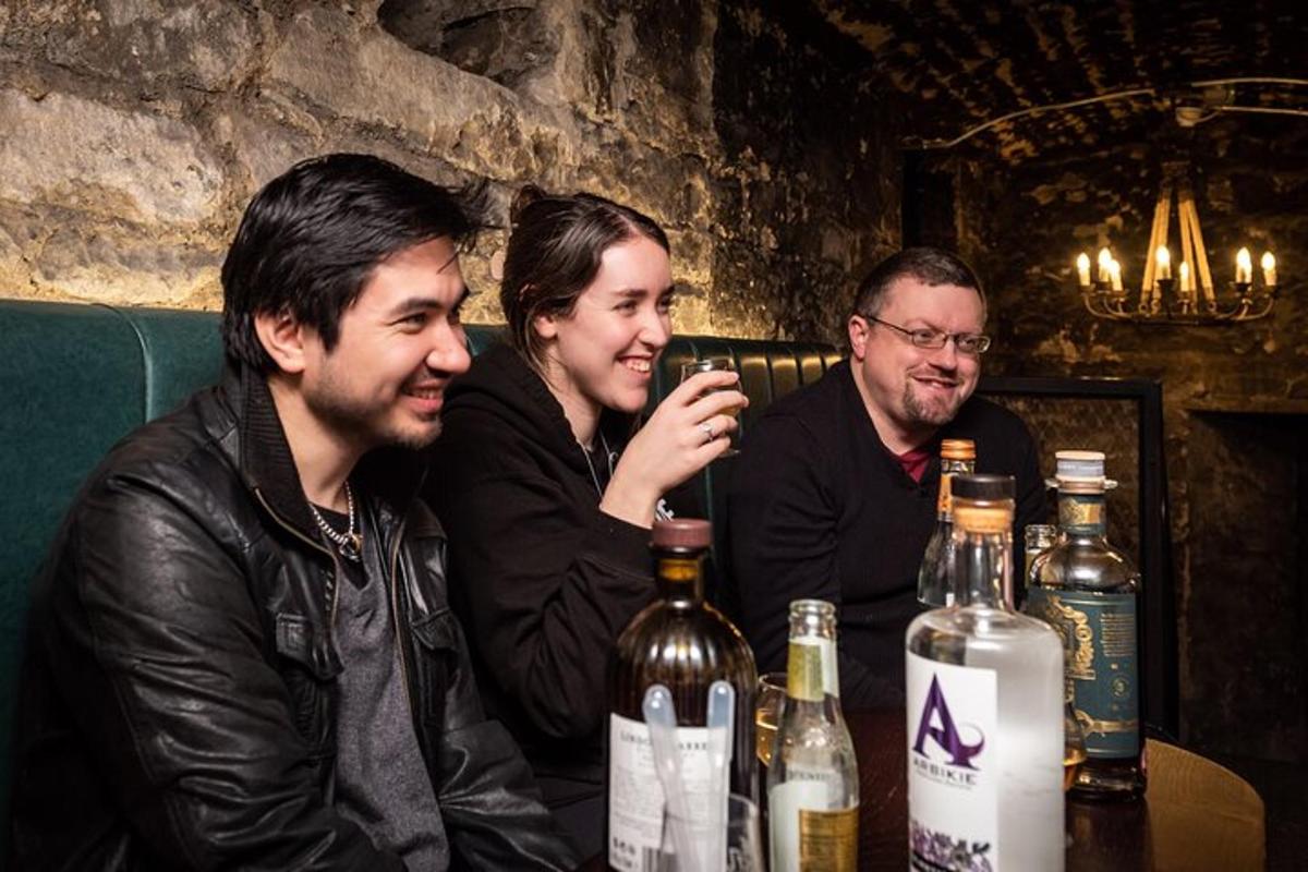 um grupo de pessoas sentadas à mesa com garrafas de vinho