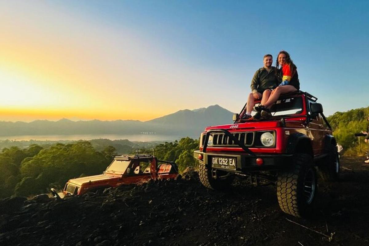 două persoane așezate pe spatele unui jeep