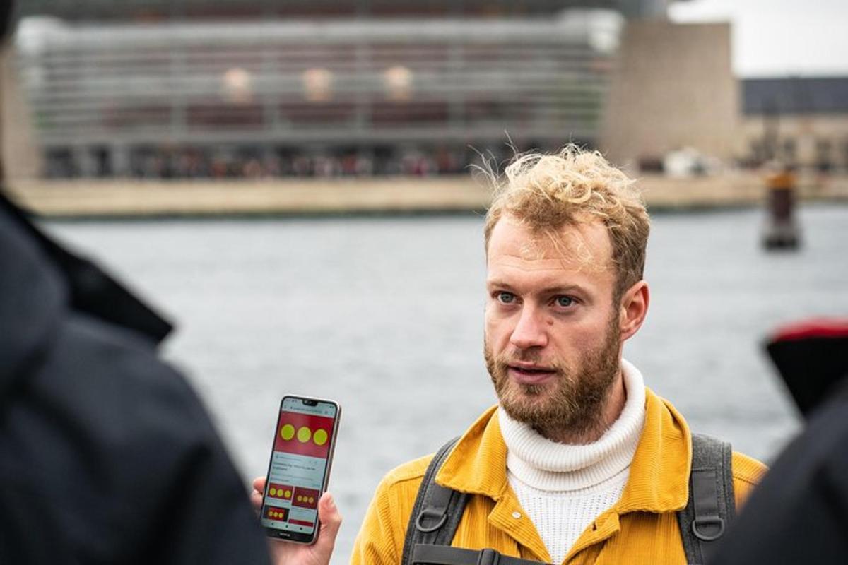 muž držící v ruce mobilní telefon