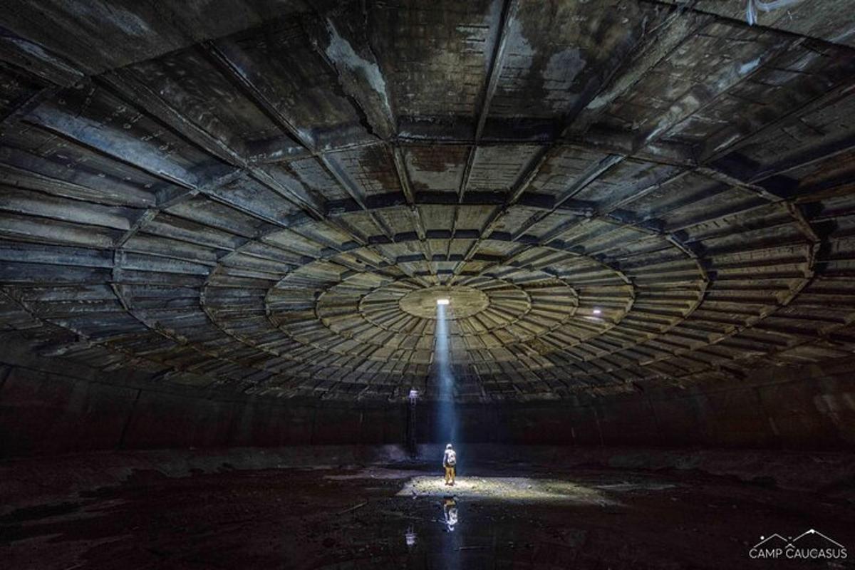 una persona parada en medio de un túnel