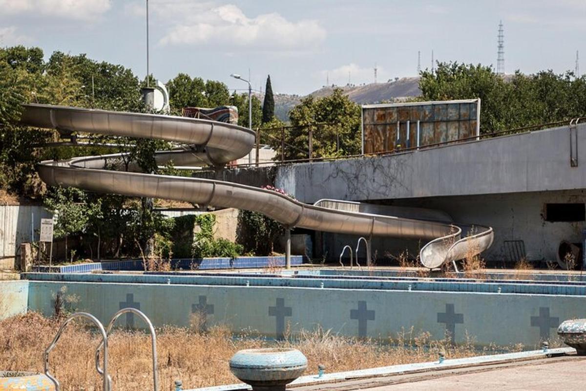una piscina con dos toboganes frente a un edificio