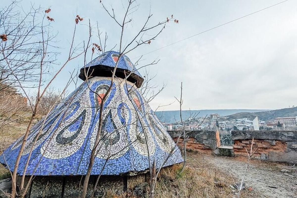 una estructura en la cima de una colina con una ciudad