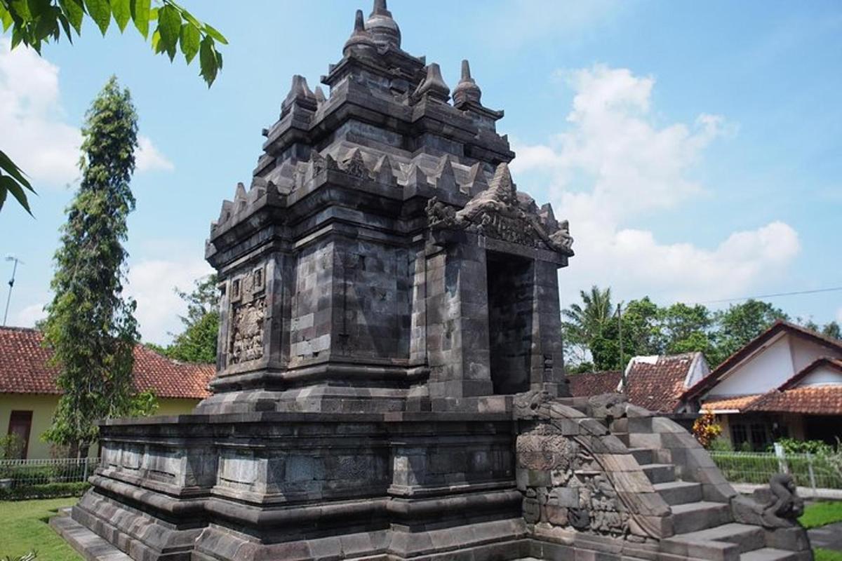 un monumento de piedra frente a un edificio