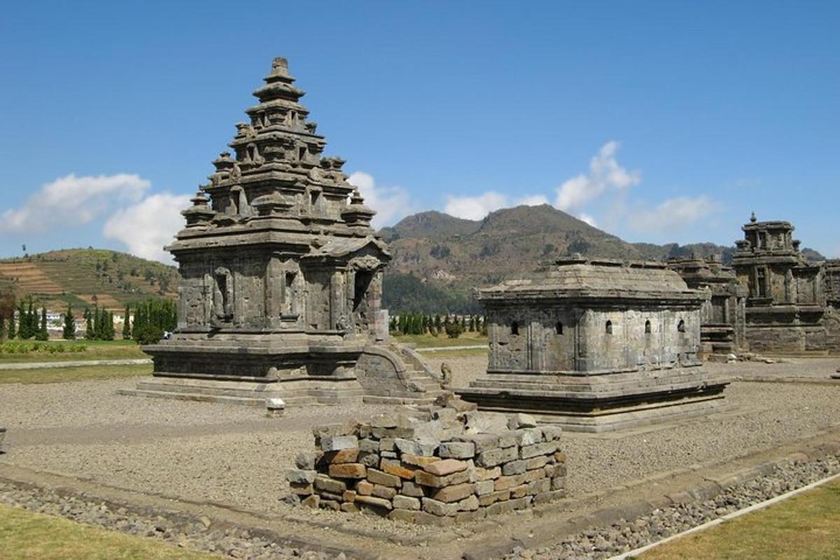 sebuah bangunan lama dengan dua menara di padang