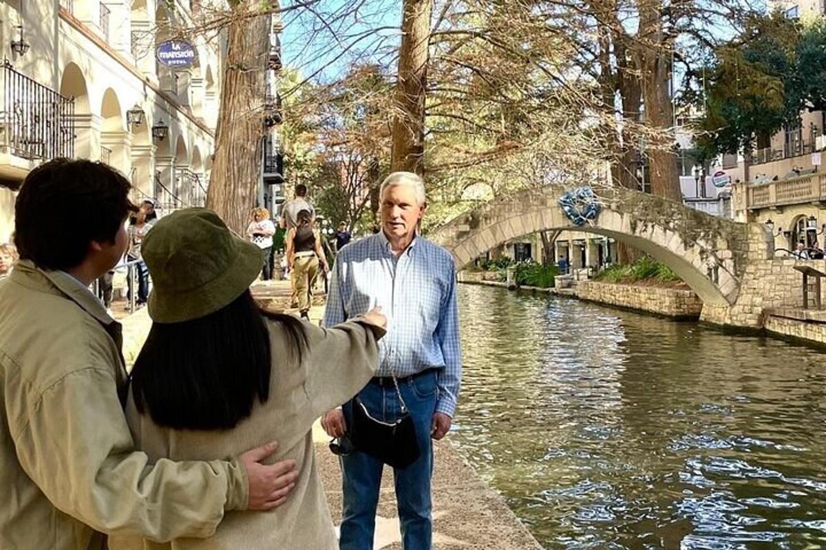 ένας άντρας που στέκεται δίπλα σε μια γυναίκα δίπλα σε ένα ποτάμι