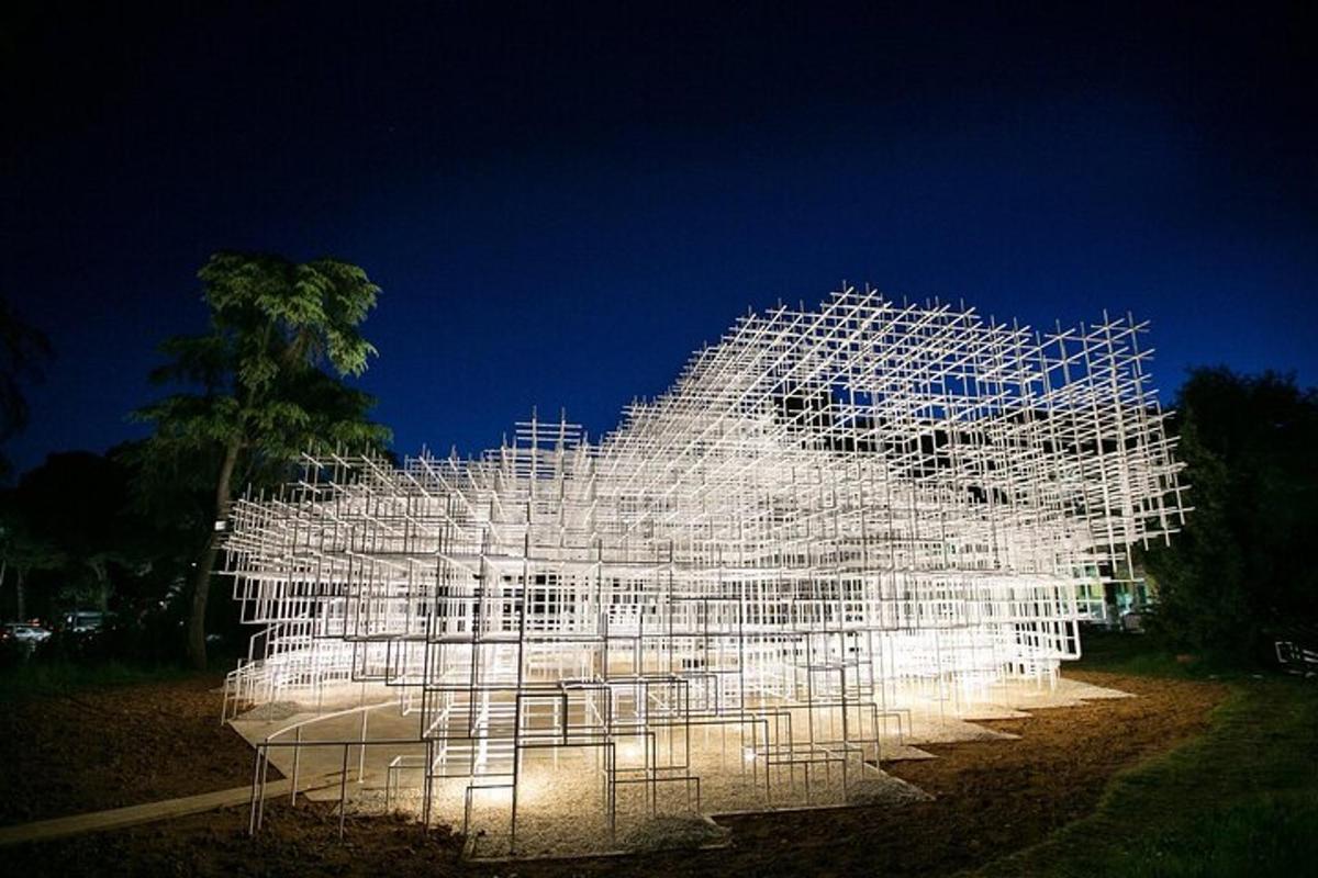 un gran edifici blanc amb llums a la nit