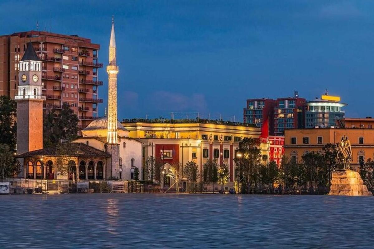 una vista d'una ciutat amb una mesquita i edificis