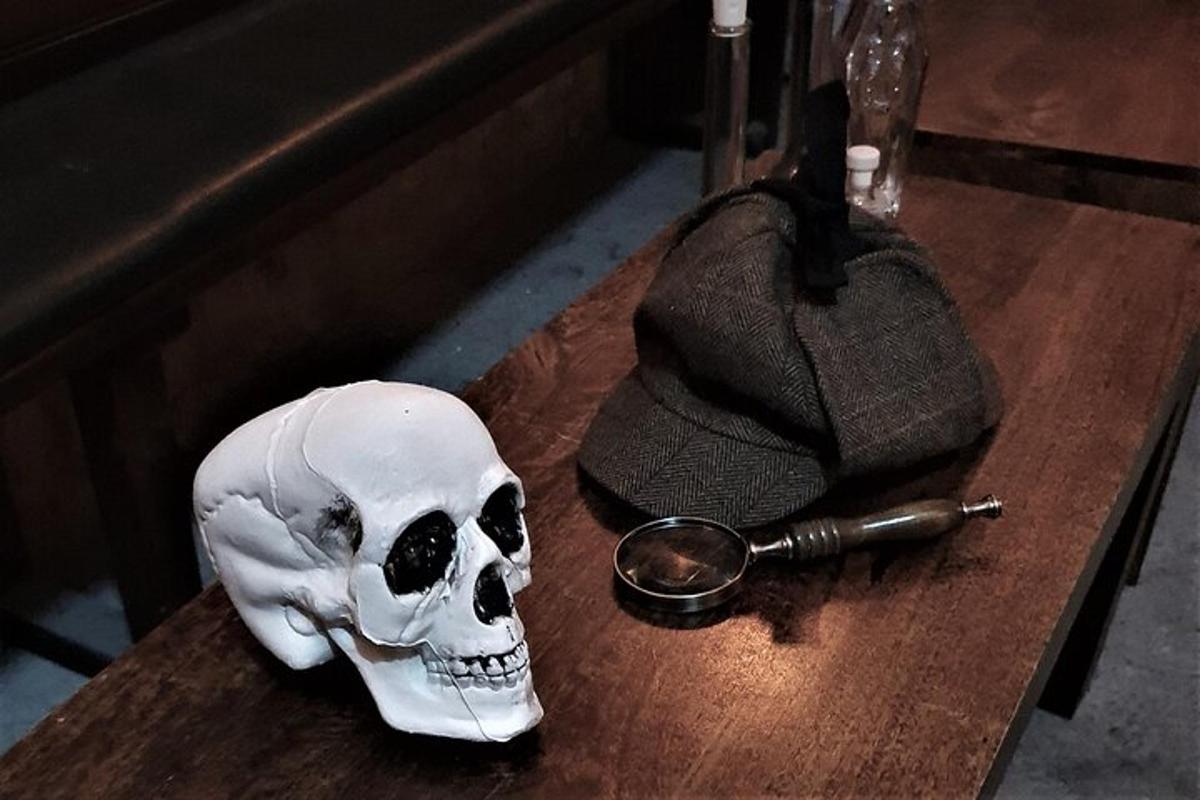 una calavera i un barret sobre una taula amb una cullera