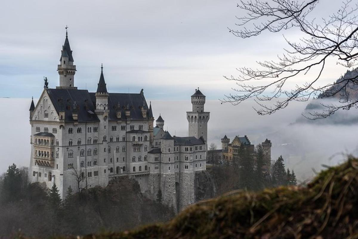 un castel mare cu două turnuri pe un munte