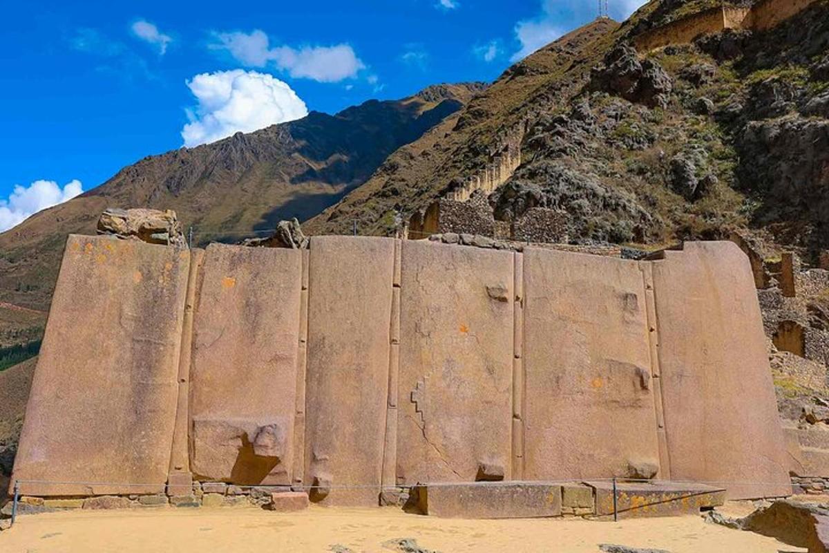 جدار خرساني كبير أمام جبل